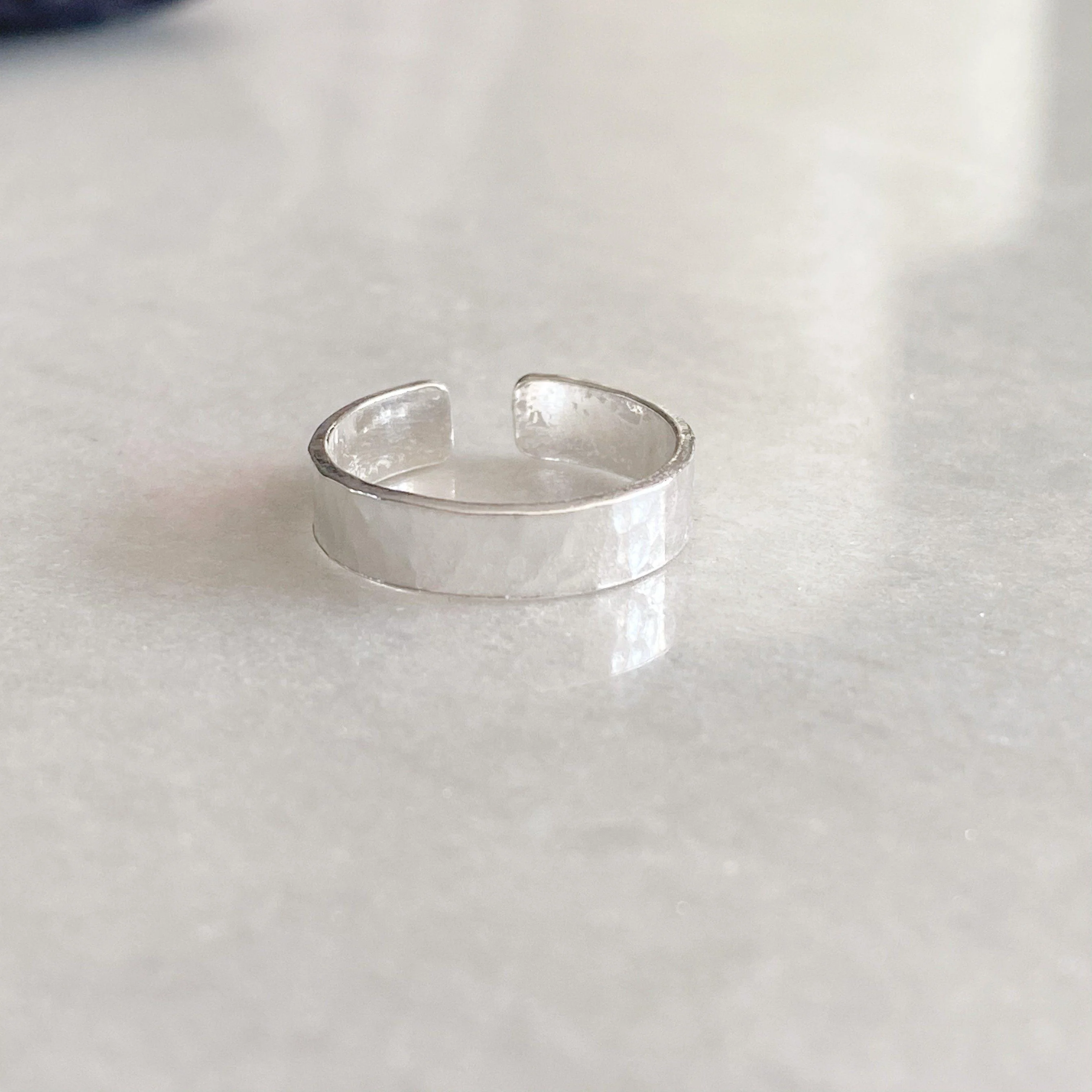 Hammered Flat Profile Silver Toe Ring - Image 3